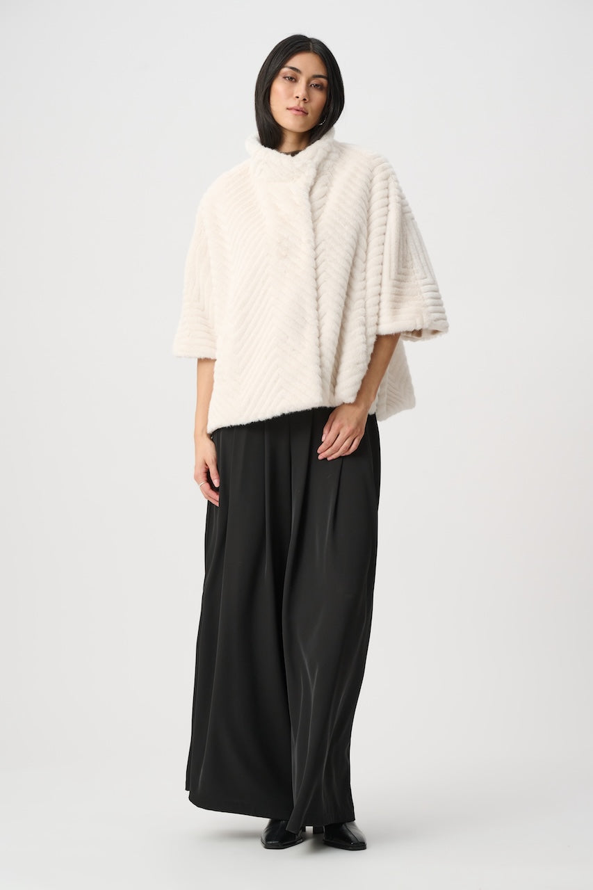 Le blouson style cape en fausse fourrure Joseph Ribkoff | 263917
