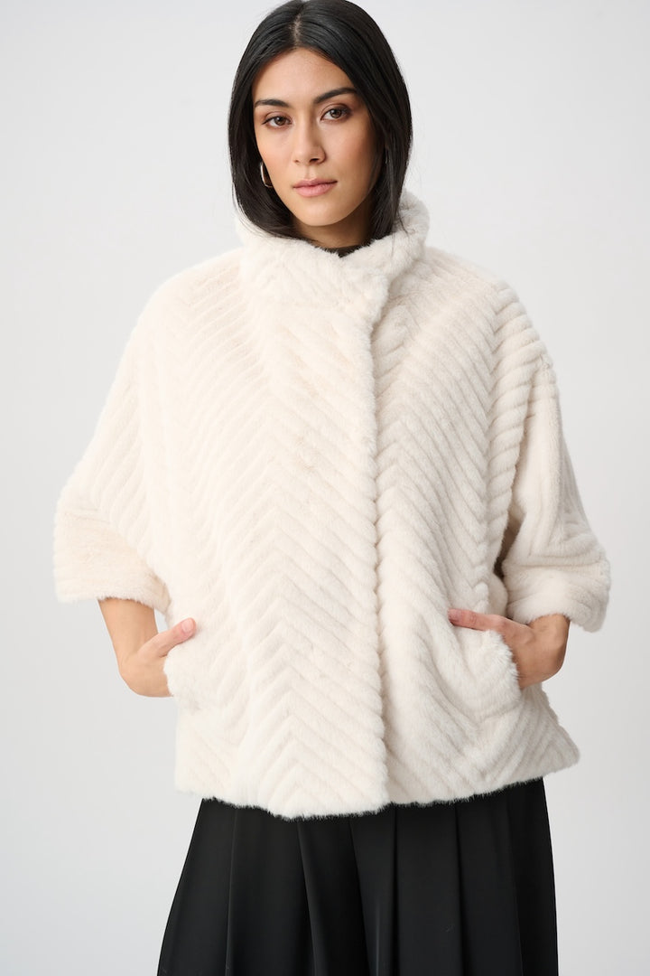 Le blouson style cape en fausse fourrure Joseph Ribkoff | 263917