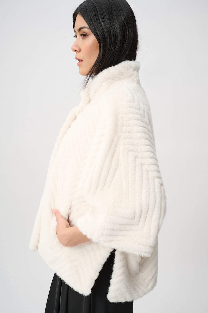 Le blouson style cape en fausse fourrure Joseph Ribkoff | 263917