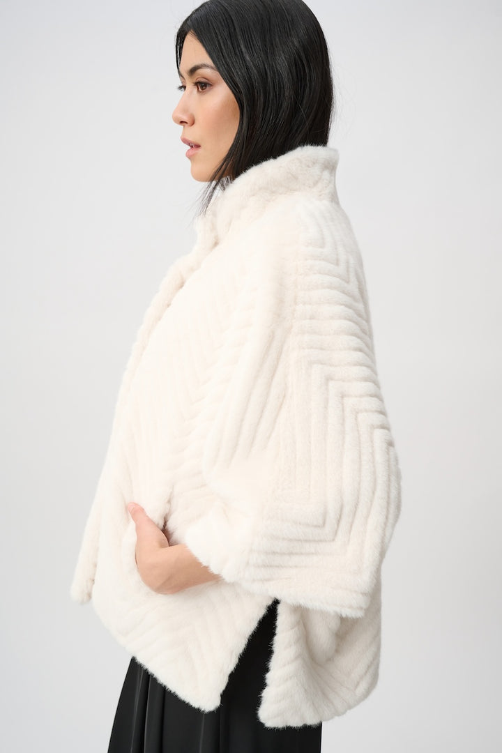 Le blouson style cape en fausse fourrure Joseph Ribkoff | 263917