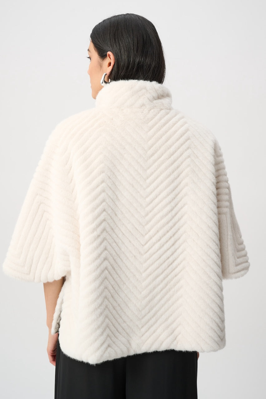 Le blouson style cape en fausse fourrure Joseph Ribkoff | 263917