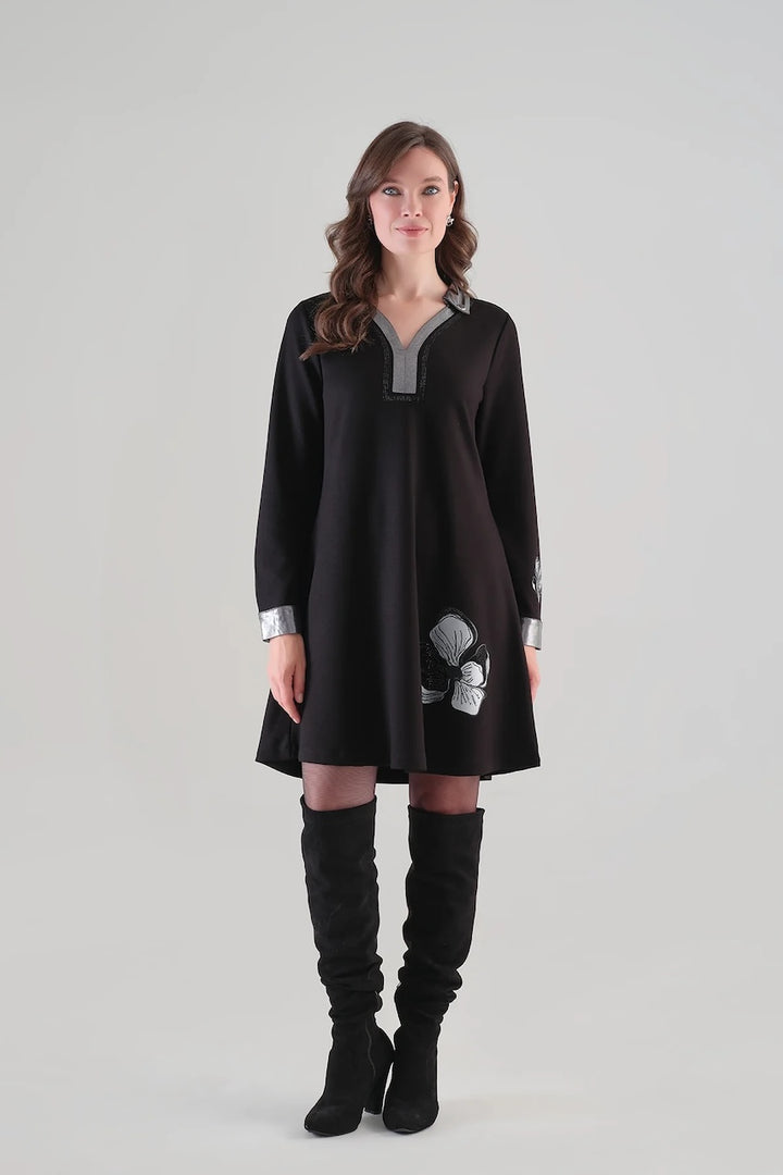 La robe noire à détails irisés Tricotto 96075 – Noir Argent – vue 1