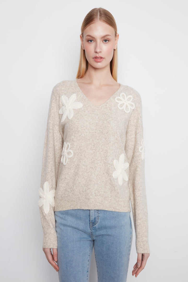 Le pull à col en V orné de fleurs Charlie B | C2163-808C