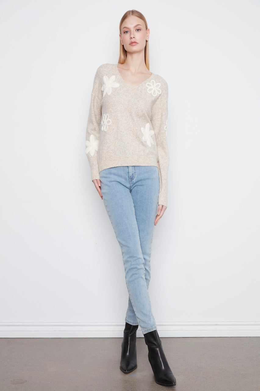Le pull à col en V orné de fleurs Charlie B | C2163-808C