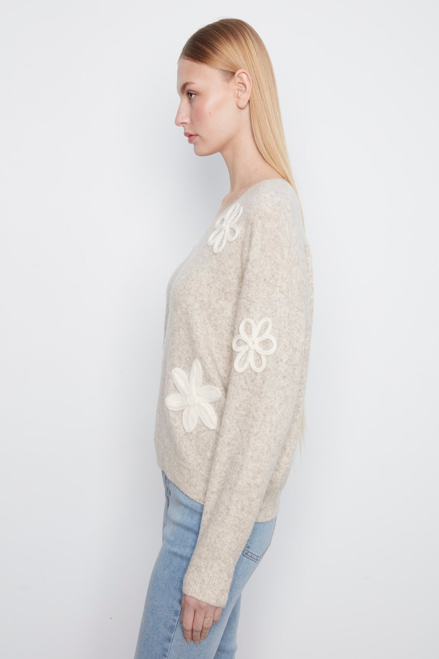 Le pull à col en V orné de fleurs Charlie B | C2163-808C