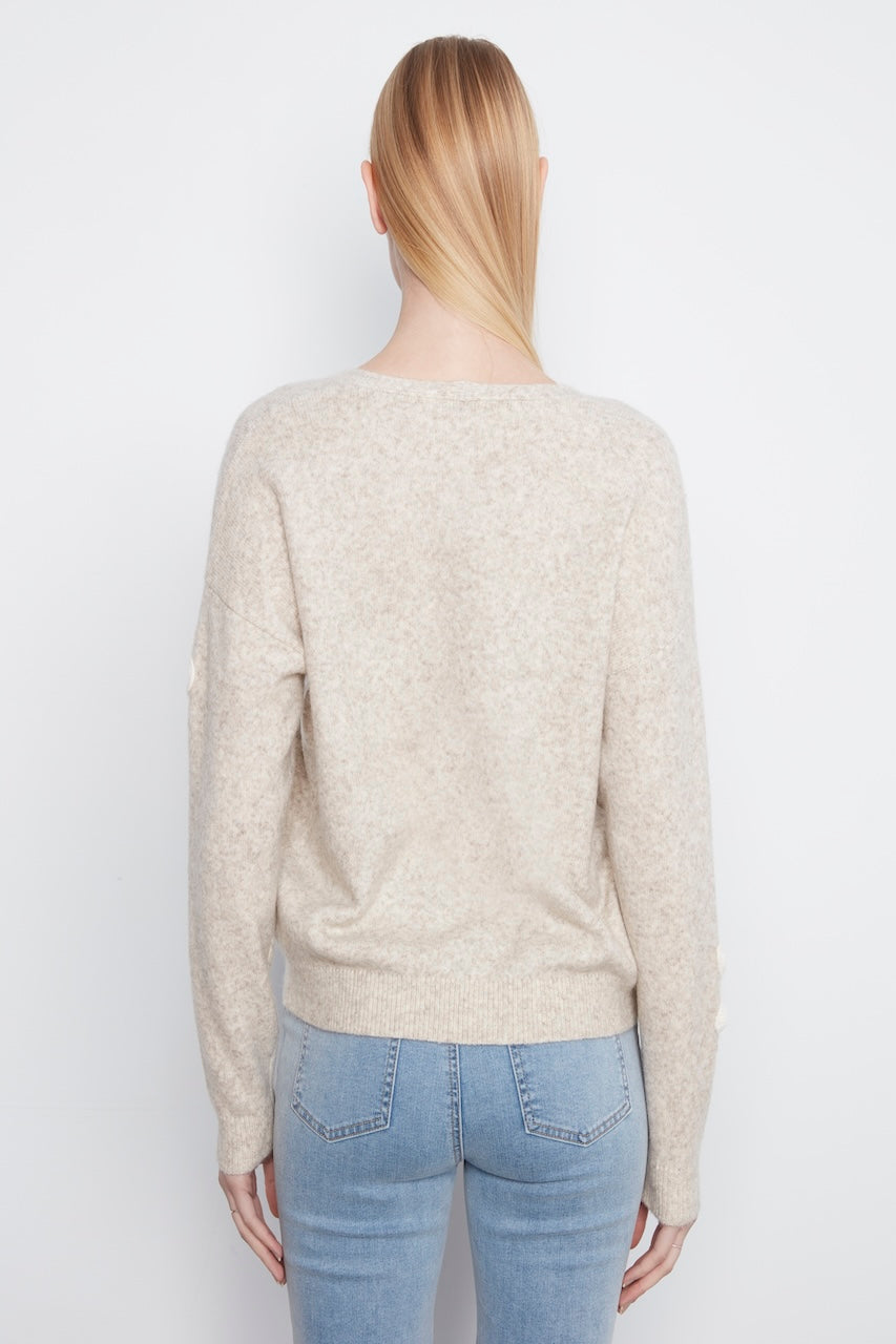 Le pull à col en V orné de fleurs Charlie B | C2163-808C