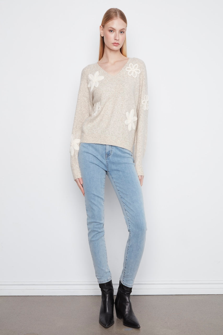Le pull à col en V orné de fleurs Charlie B | C2163-808C