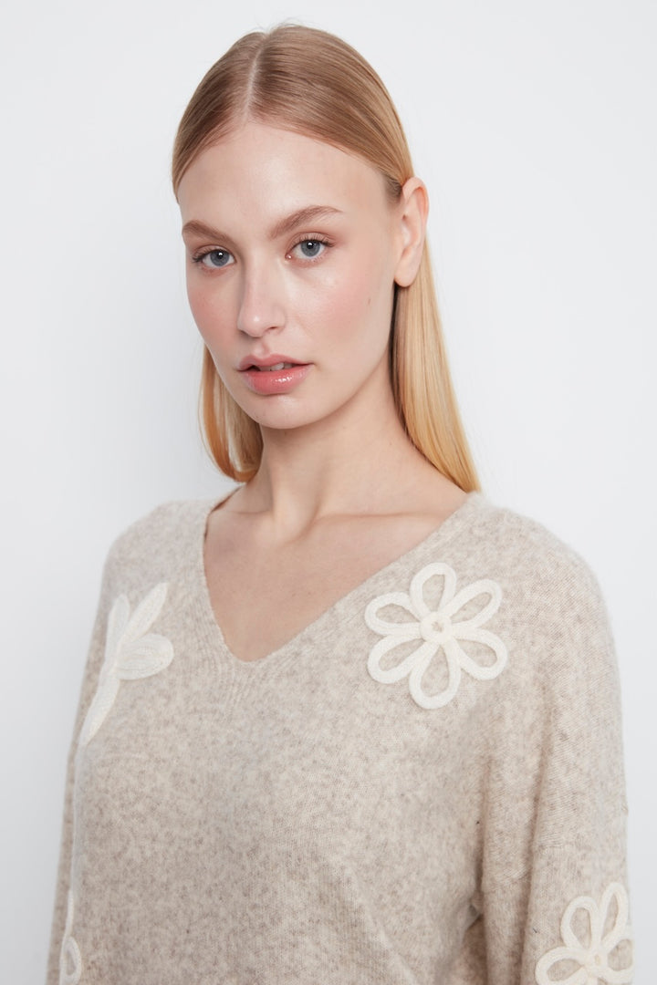Le pull à col en V orné de fleurs Charlie B | C2163-808C