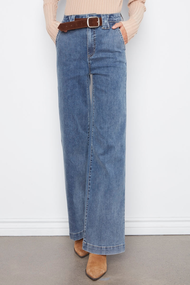 Le jean à jambe large avec ceinture Charlie B | C5807-431A
