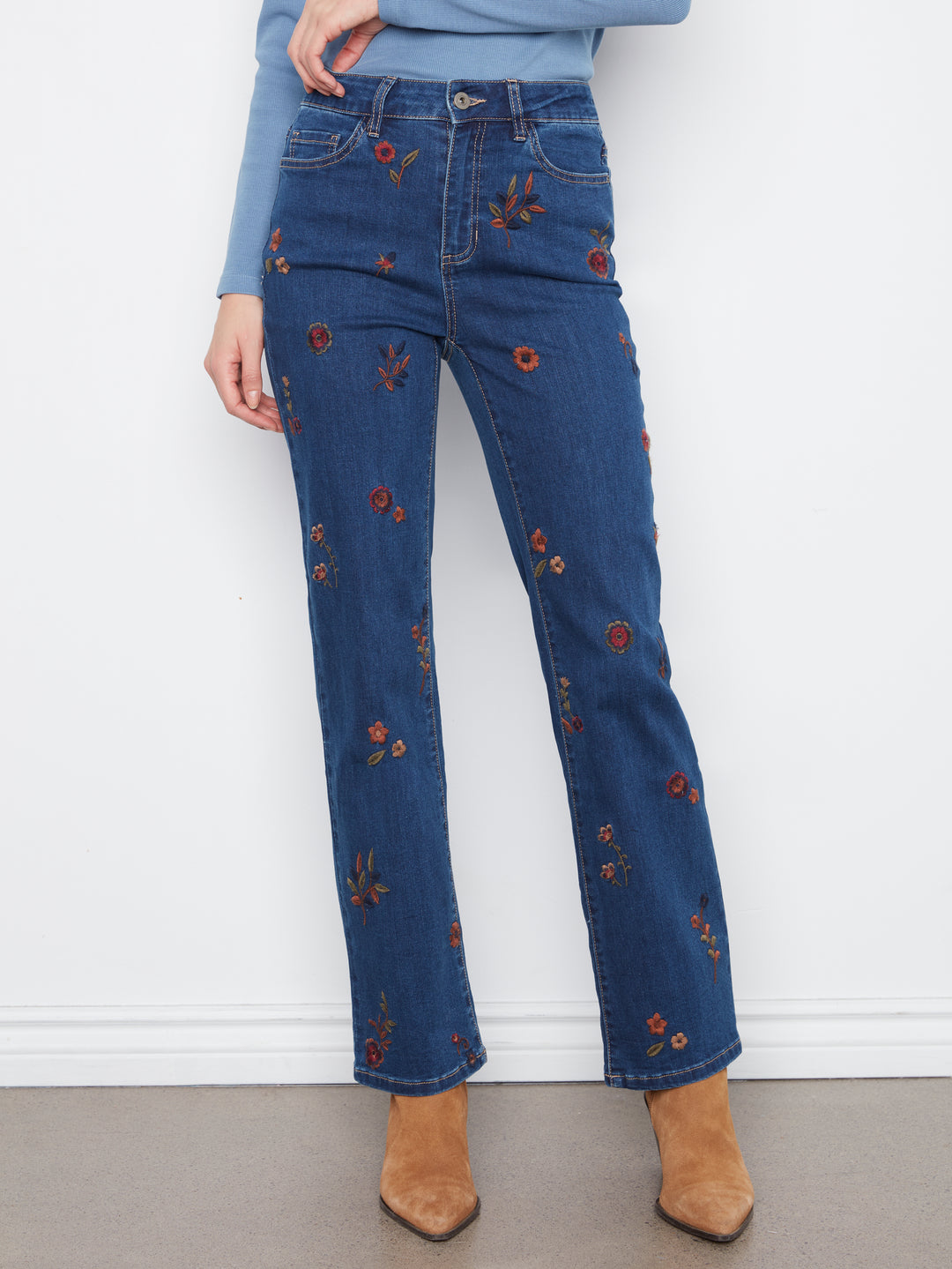 Le jean droit à broderies florales Charlie B | C5808-431A