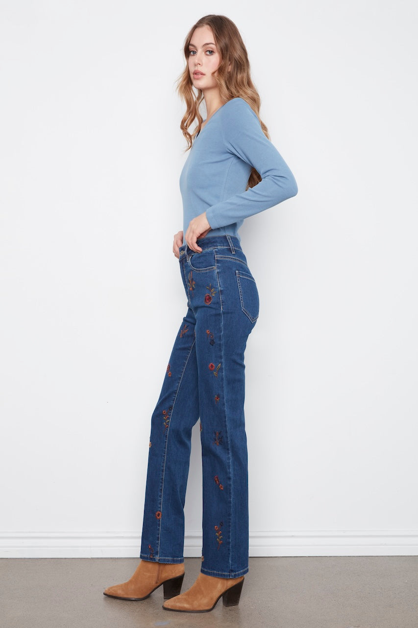 Le jean droit à broderies florales Charlie B | C5808-431A