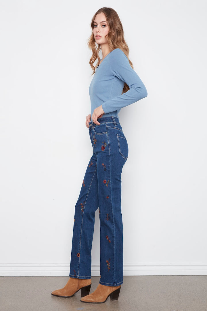 Le jean droit à broderies florales Charlie B | C5808-431A