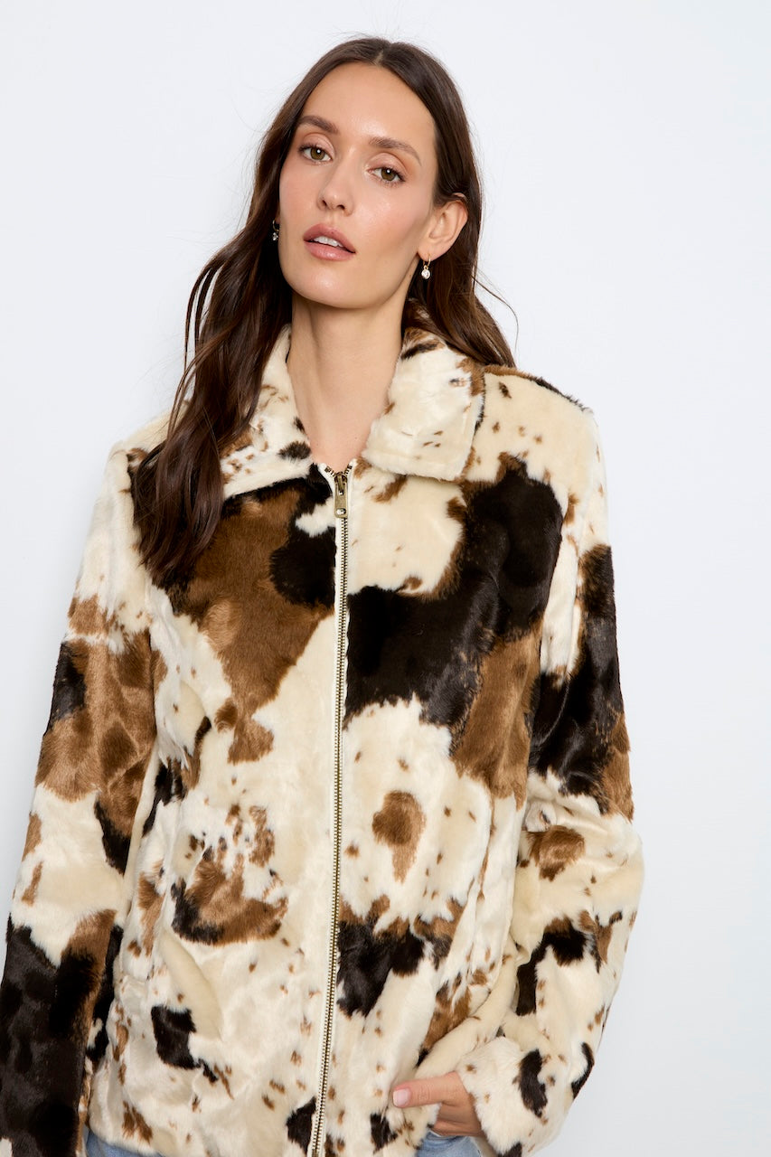 Le manteau en fausse fourrure motif vache Charlie B | C6441-788C