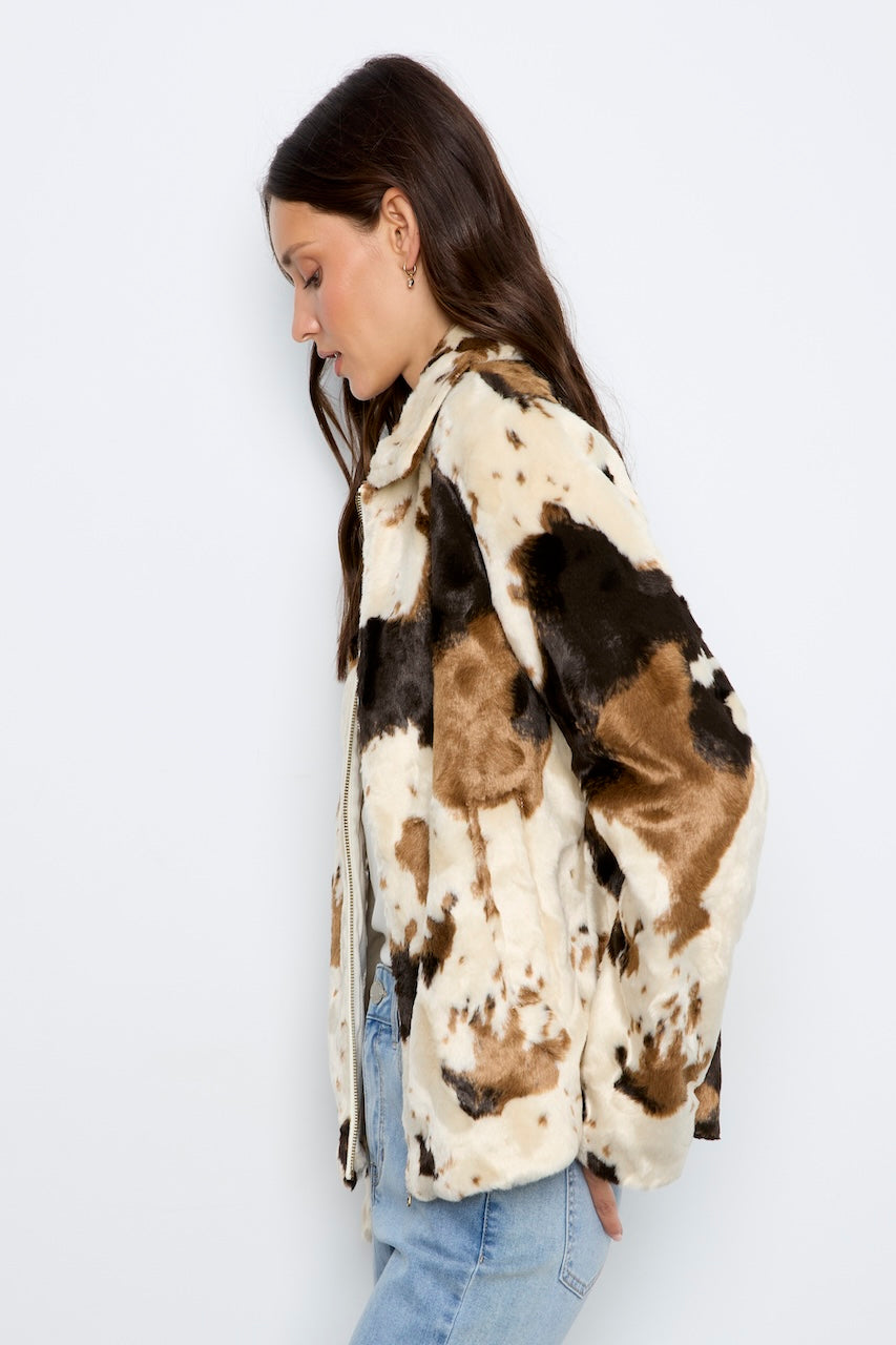 Le manteau en fausse fourrure motif vache Charlie B | C6441-788C