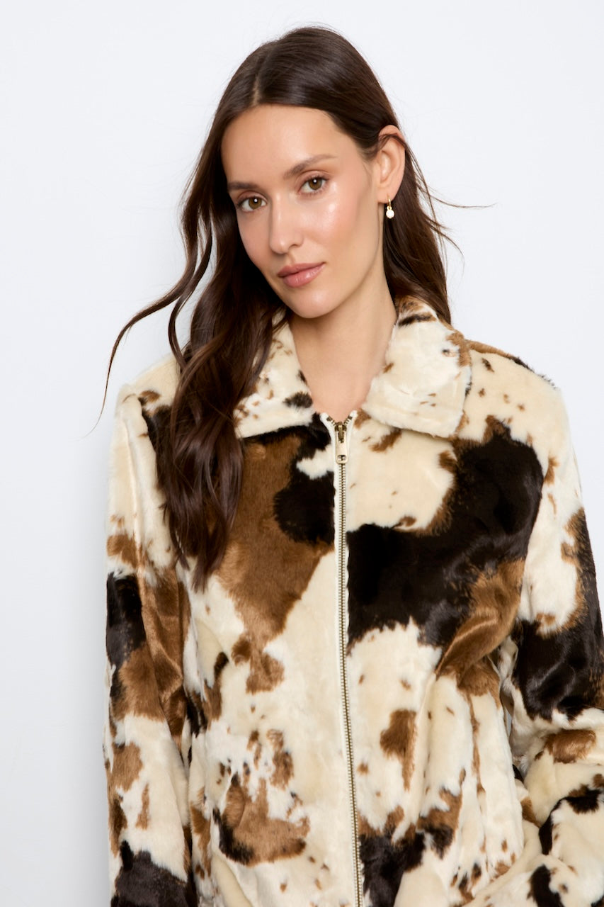 Le manteau en fausse fourrure motif vache Charlie B | C6441-788C