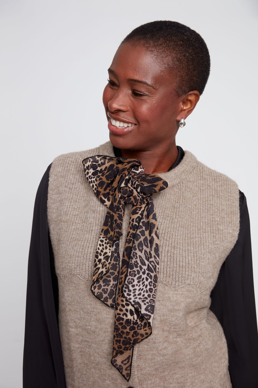 La veste en tricot avec foulard léopard Renuar | R6006-4481