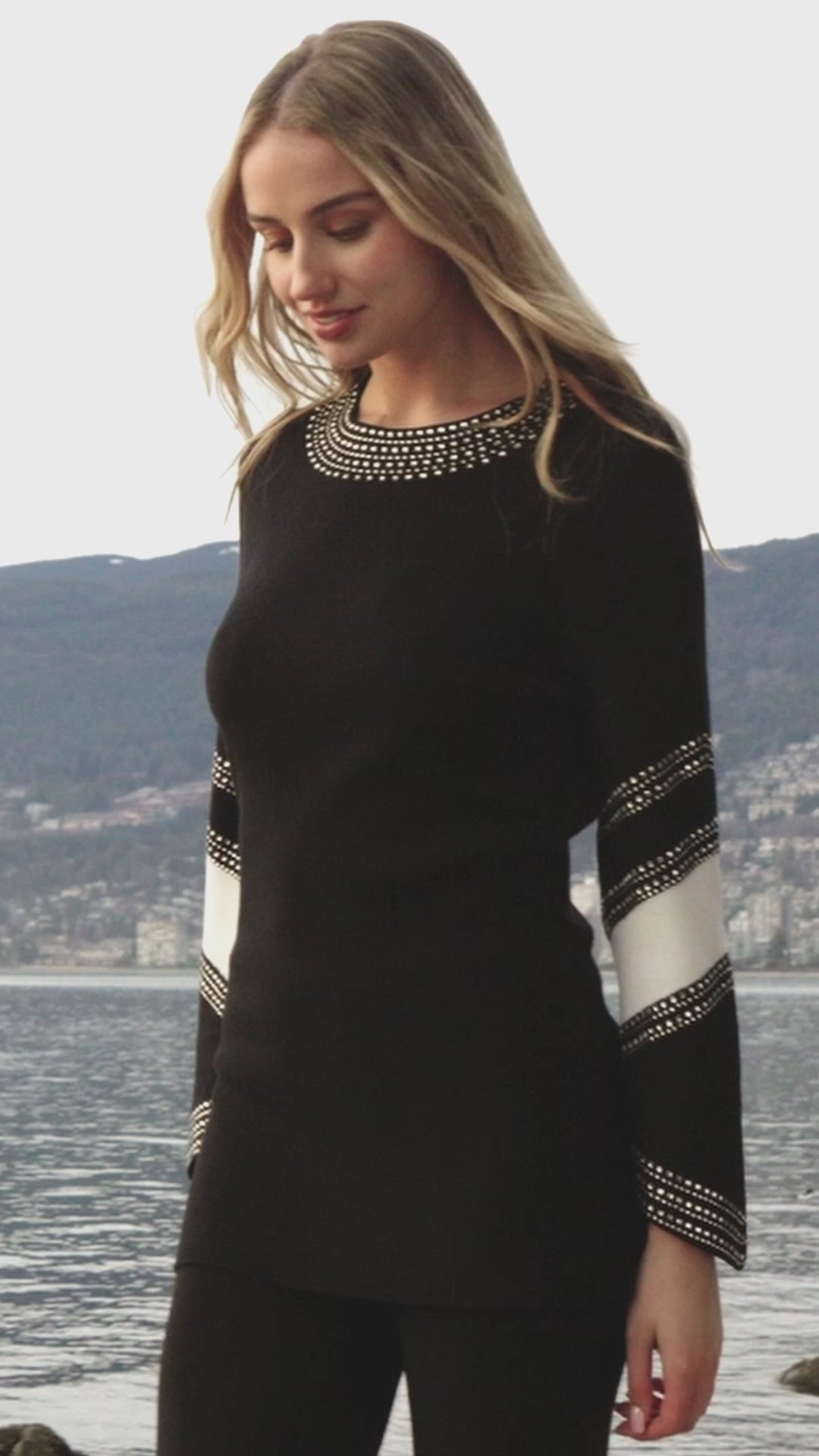 Le chandail col orné de bijoux Frank Lyman|253839